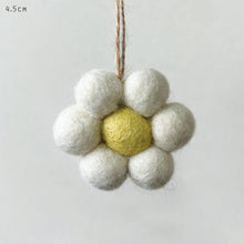 Load image into Gallery viewer, Felt Daisy Hanger – Lemongrass &amp; Ginger
