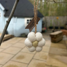 Load image into Gallery viewer, Felt Daisy Hanger – Lemongrass &amp; Ginger